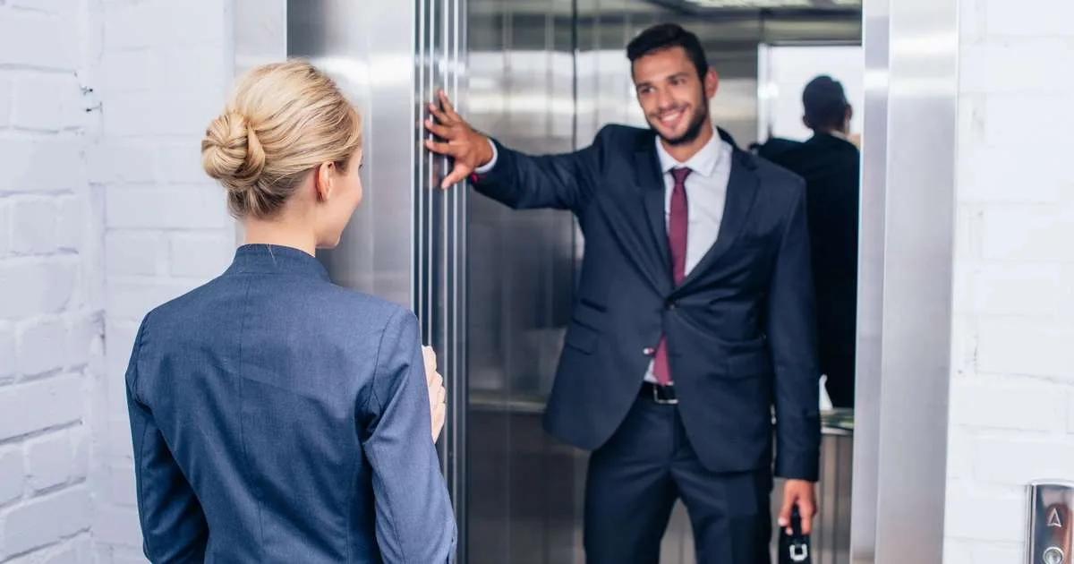 Segurar a porta do elevador parece um gesto gentil, mas psicólogos enxergam algo muito mais profundo