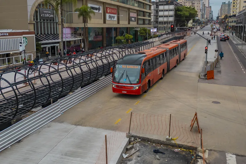 Curitiba faz operação especial para instalar estação-tubo gigante em ponto crucial da cidade