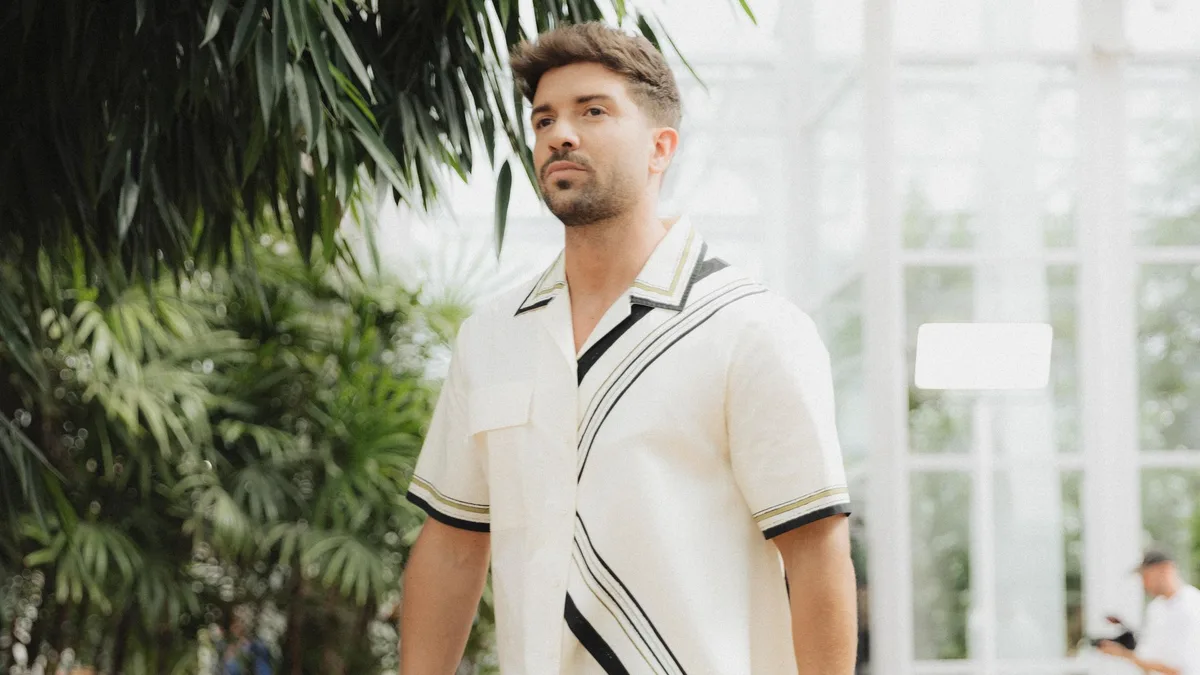 Pablo Alborán reaparece por sorpresa como modelo de pasarela para Adolfo Domínguez tras cancelar sus conciertos por una grave neumonía