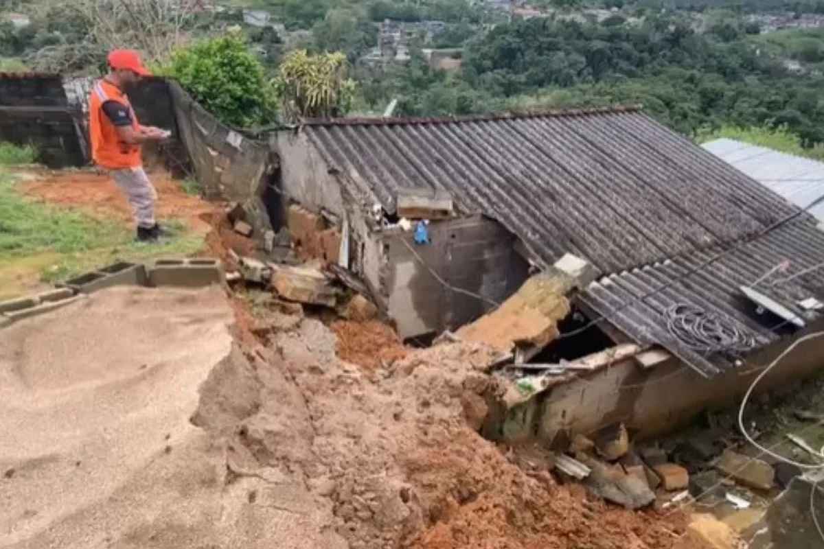 Casal de idosos fica ferido após muro ceder e atingir casa enquanto dormia no interior de SP