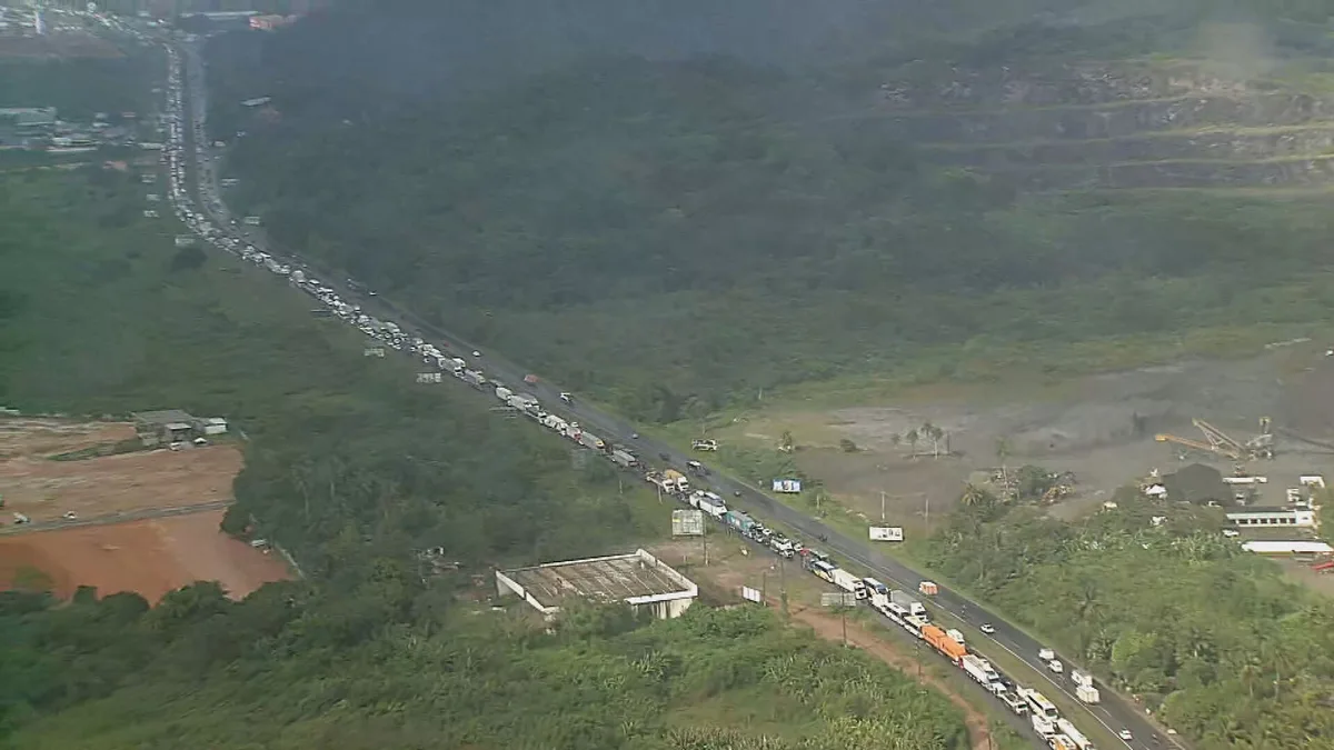 Protesto motivado por falta de água causa engarrafamento na BR-101; VÍDEO