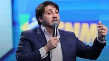 Justiça bloqueia R$ 61,8 mil de Renan Santos por dívida trabalhista