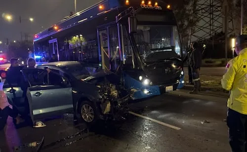 Choque entre automóvil y trolebús deja dos lesionados en Iztapalapa; reportan que conductor habría estado bajo efectos del alcohol
