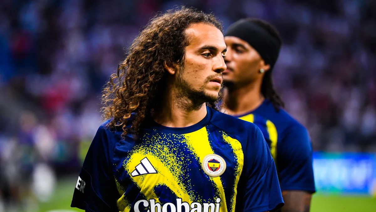OL-Fenerbahçe: le doigt d'honneur de Mattéo Guendouzi au public lyonnais lors de l'échauffement