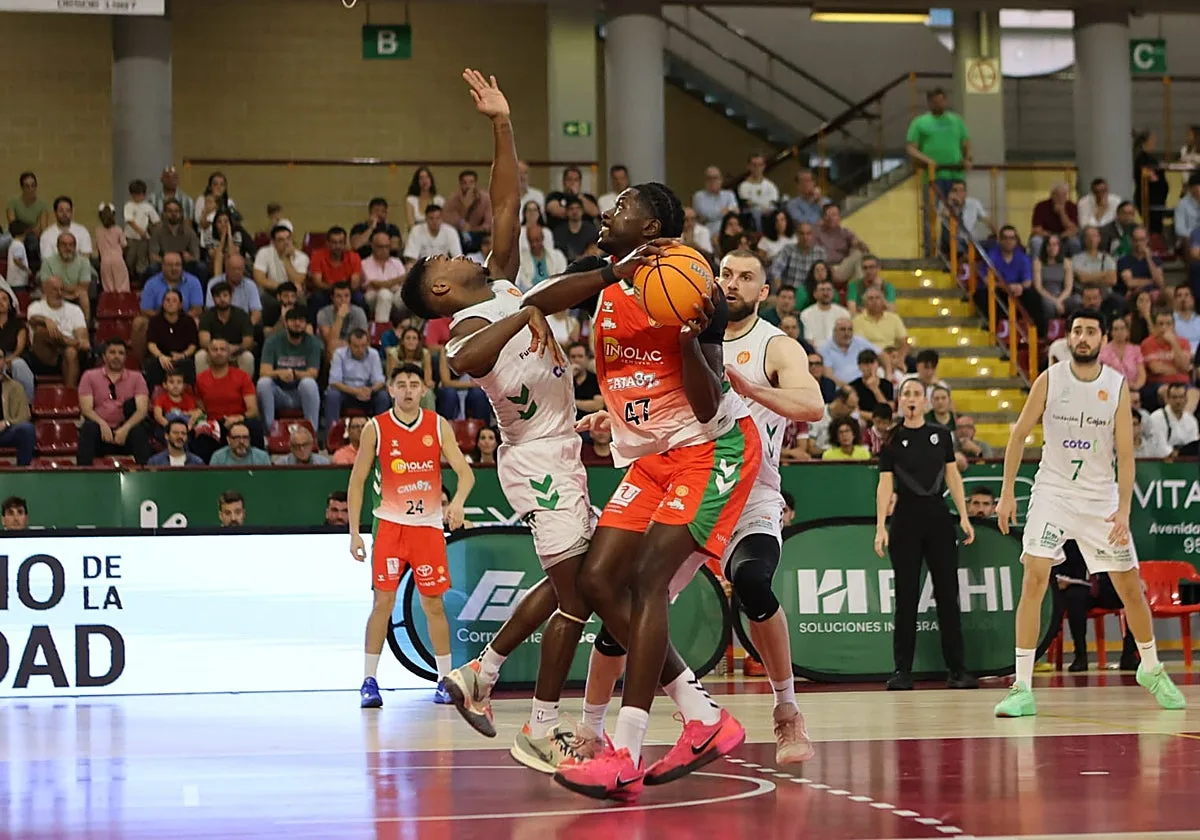 El Caja 87 encaja en Córdoba una derrota que duele por muchos motivos (83-81)