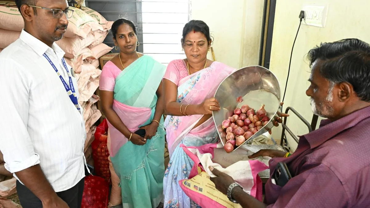 Onion sale begins at 159 urban fair price shops in Thoothukudi