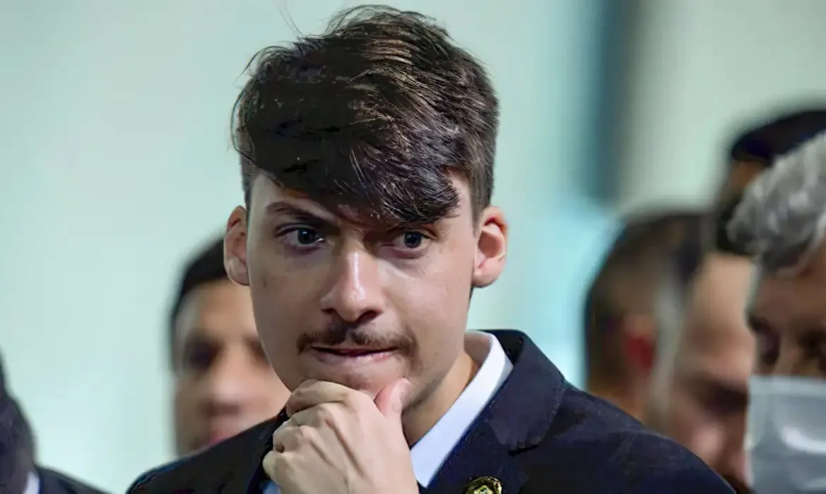 Jair Renan é trolado e reage a post que diz que ele pode substituir Flávio Bolsonaro