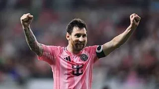 Este aficionado deja su auto en medio de la calle para pedirle un autógrafo a Messi
