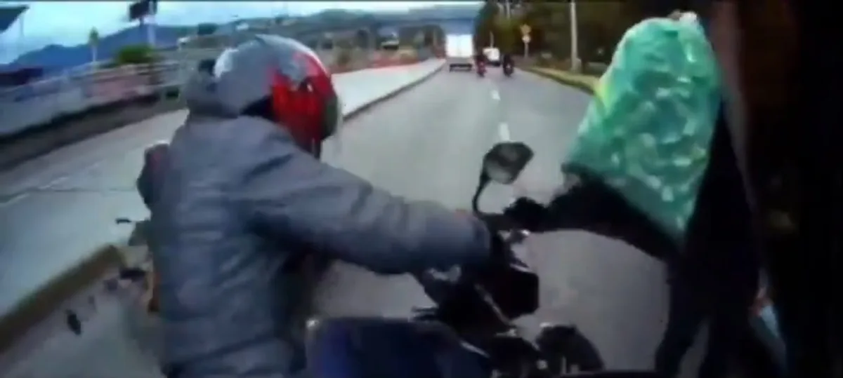En video | Por tratar de esquivar a un habitante de calle, dos motociclistas cayeron en plena vía de Bogotá