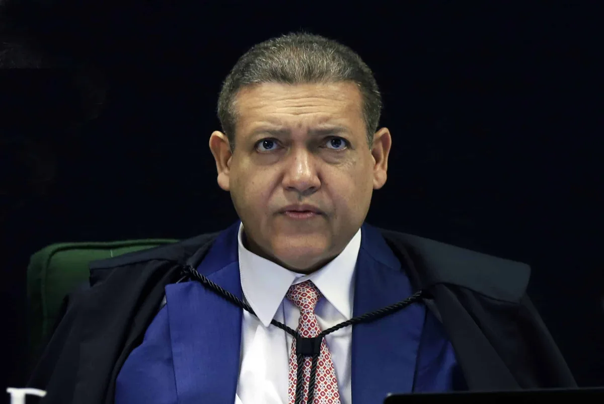 EXCLUSIVO: Nunes Marques censura jornal por texto que mostra que Flávio Bolsonaro homenageou miliciano