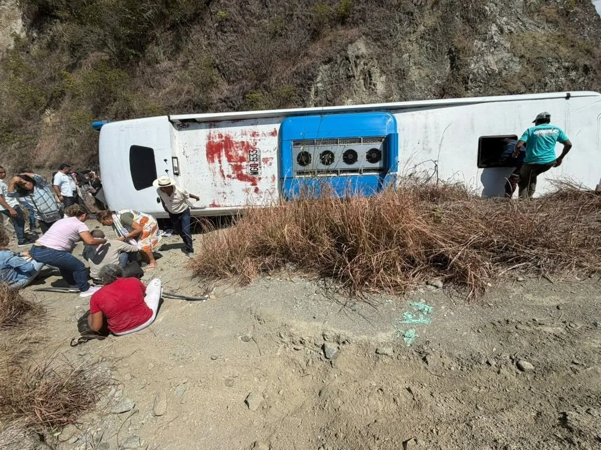 Al menos siete heridos en el accidente de un bus de pasajeros que cayó a un abismo en la vía a Santa Fe de Antioquia