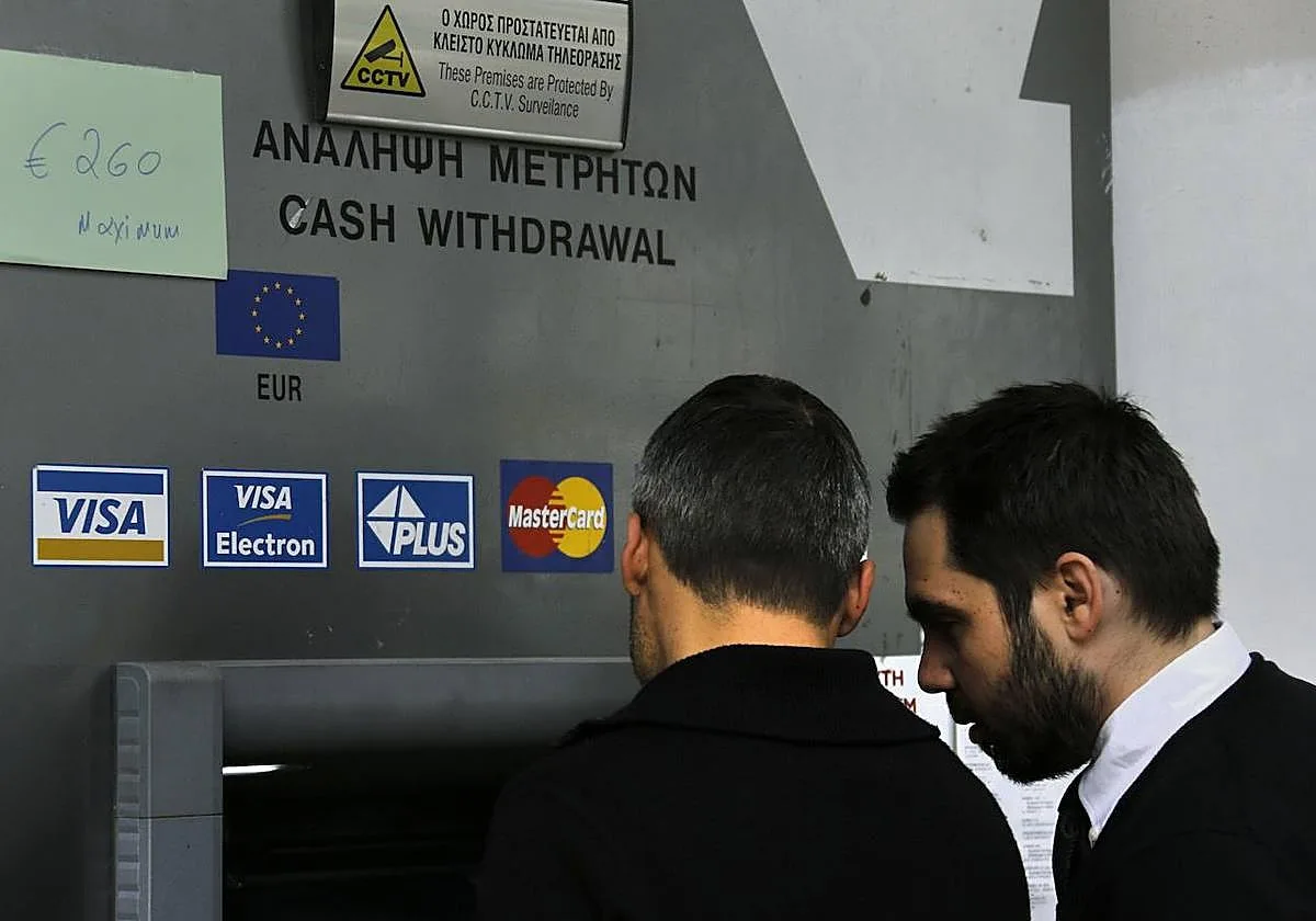 Los rusos retiran su dinero del banco por miedo a que el Kremlin lo confisque para financiar la guerra