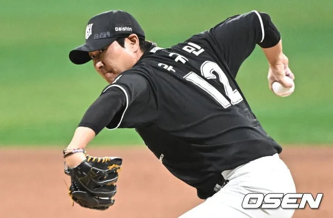 ‘KBO 최초 대기록’ 우완 투수 900경기, 41세 사이드암 단 2경기 남았다…선발-중간-마무리 모두 100경기 이상 진기록, 마지막 꿈은 KS 무대
