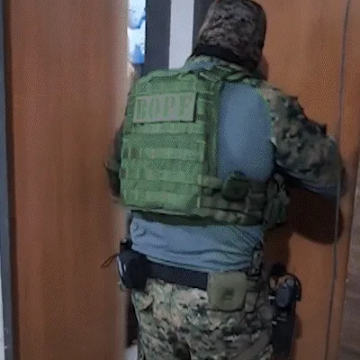 Casal é preso com 1,2 tonelada de maconha escondida dentro do quarto