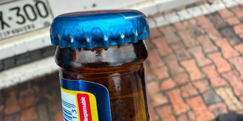 Decomisaron más de 3.300 cervezas reenvasadas y listas para la venta, y capturaron a los implicados en un inmueble de Soacha, Cundinamarca