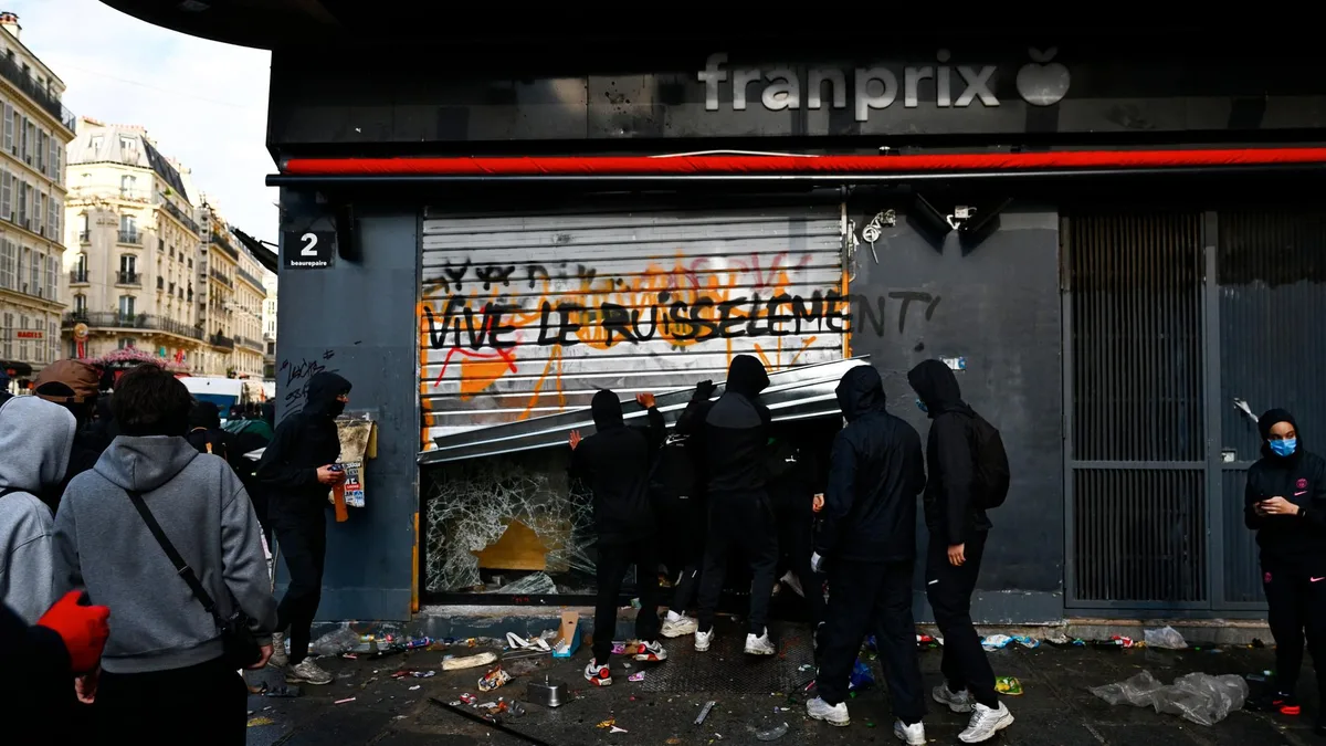 17 octobre : des pillages en marge des cortèges ont visé la grande distribution mais pas que