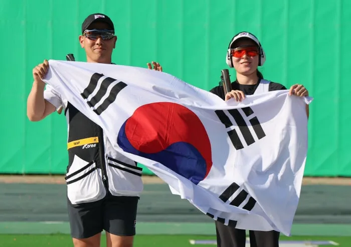 세계 기록 달성, 그러나 中 넘지 못했다…장국희-이종준, 사격 스키트 혼성 단체전 銀 [나고야 LIVE]