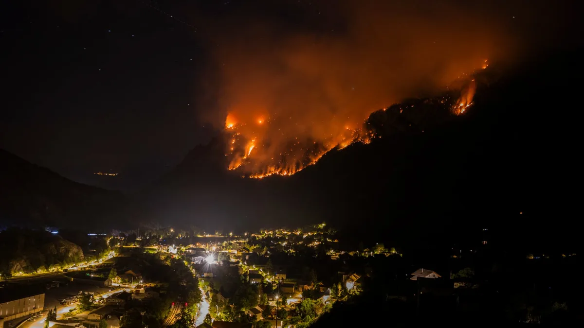 Incendie dans les Hautes-Alpes: le feu du massif du Bois Noir est désormais éteint