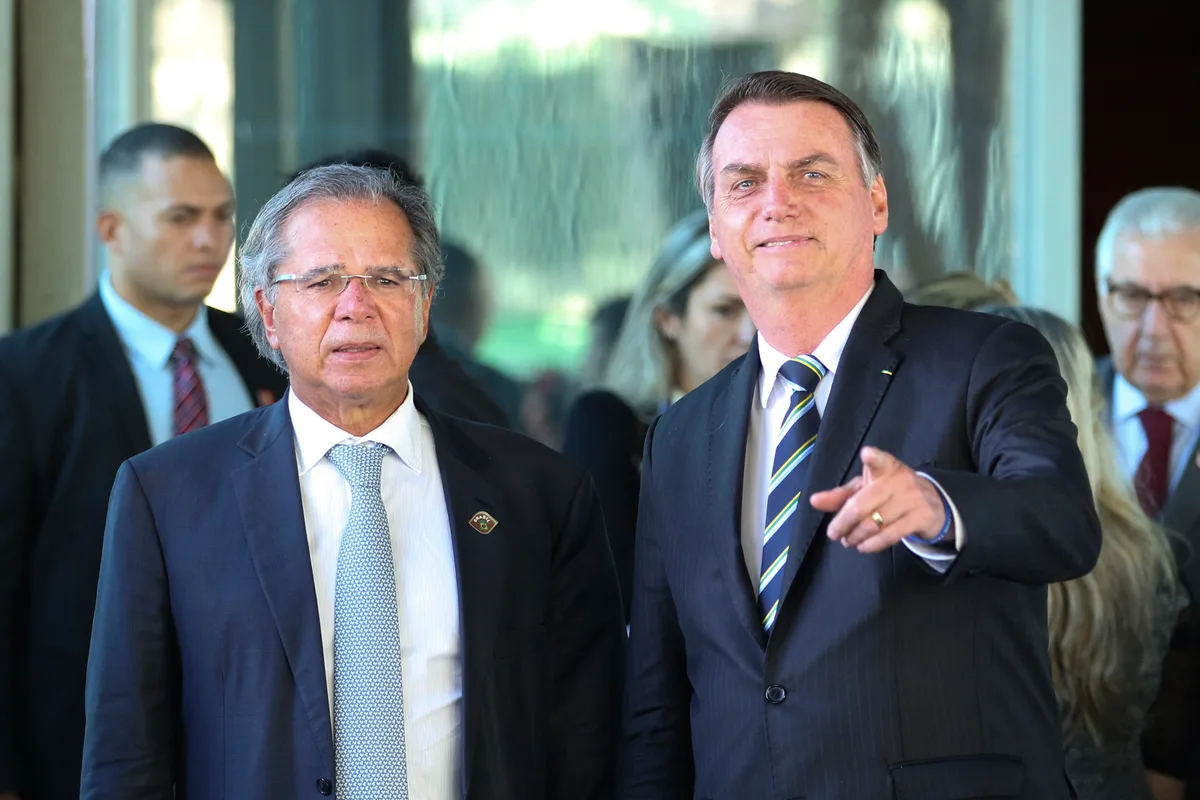 Política de Flávio para o salário mínimo é mais parecida com a de Lula do que com a de seu pai