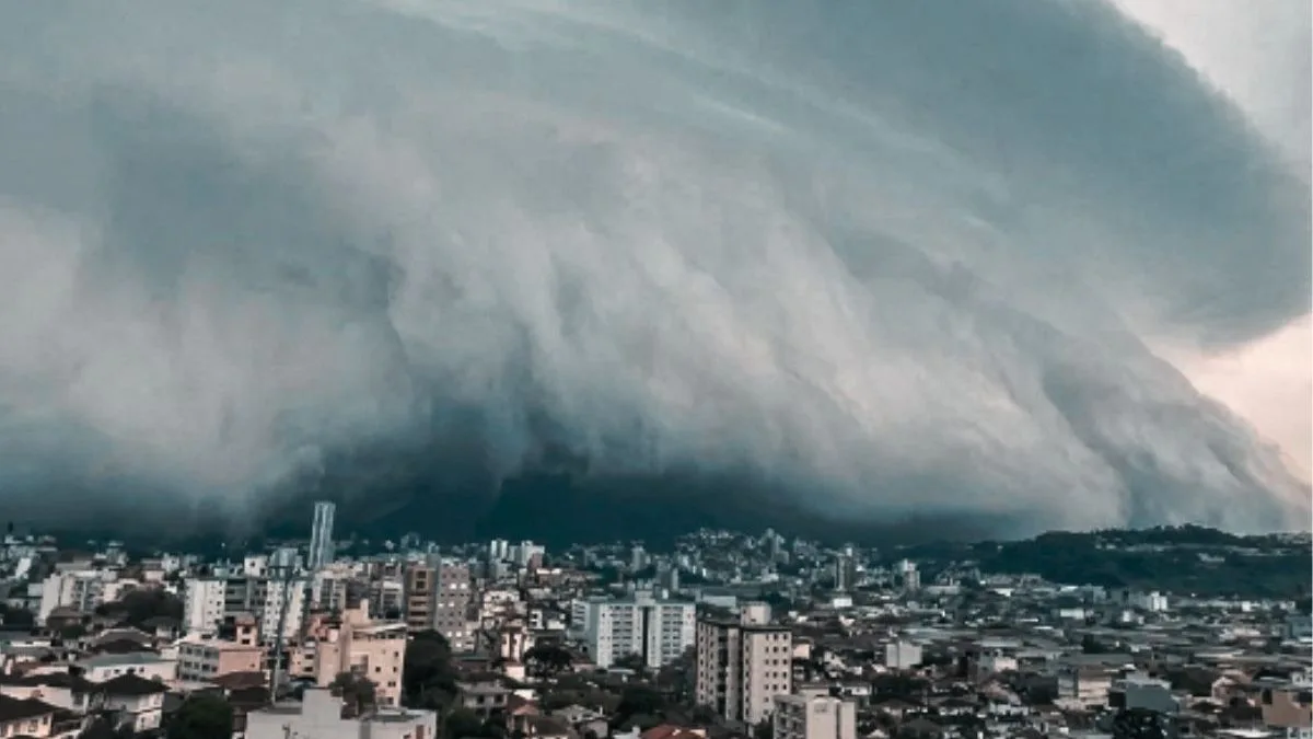 Frente fria intensa pode trazer chuva de até 300 mm e risco de tornados no Sul, alerta meteorologista: ‘Situação dramática’