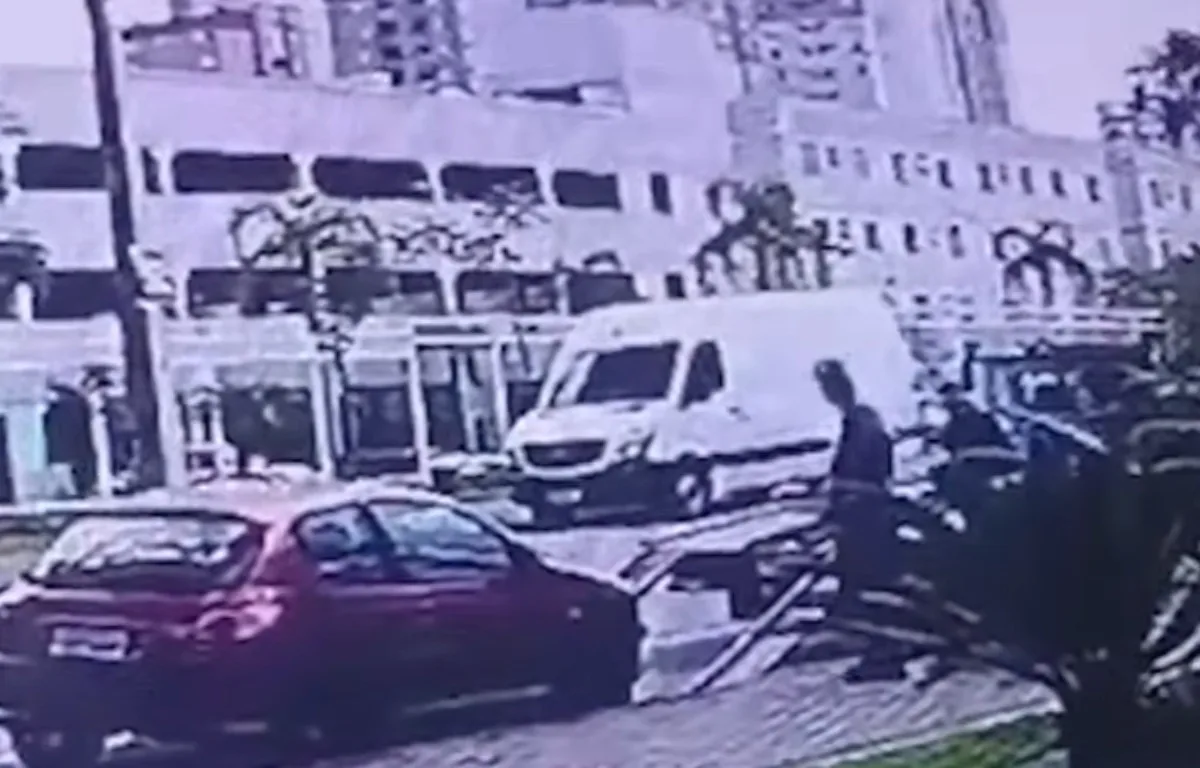 Homem é suspeito de contratar guincho para furtar carro estacionado em via pública de Curitiba; vídeo mostra ação