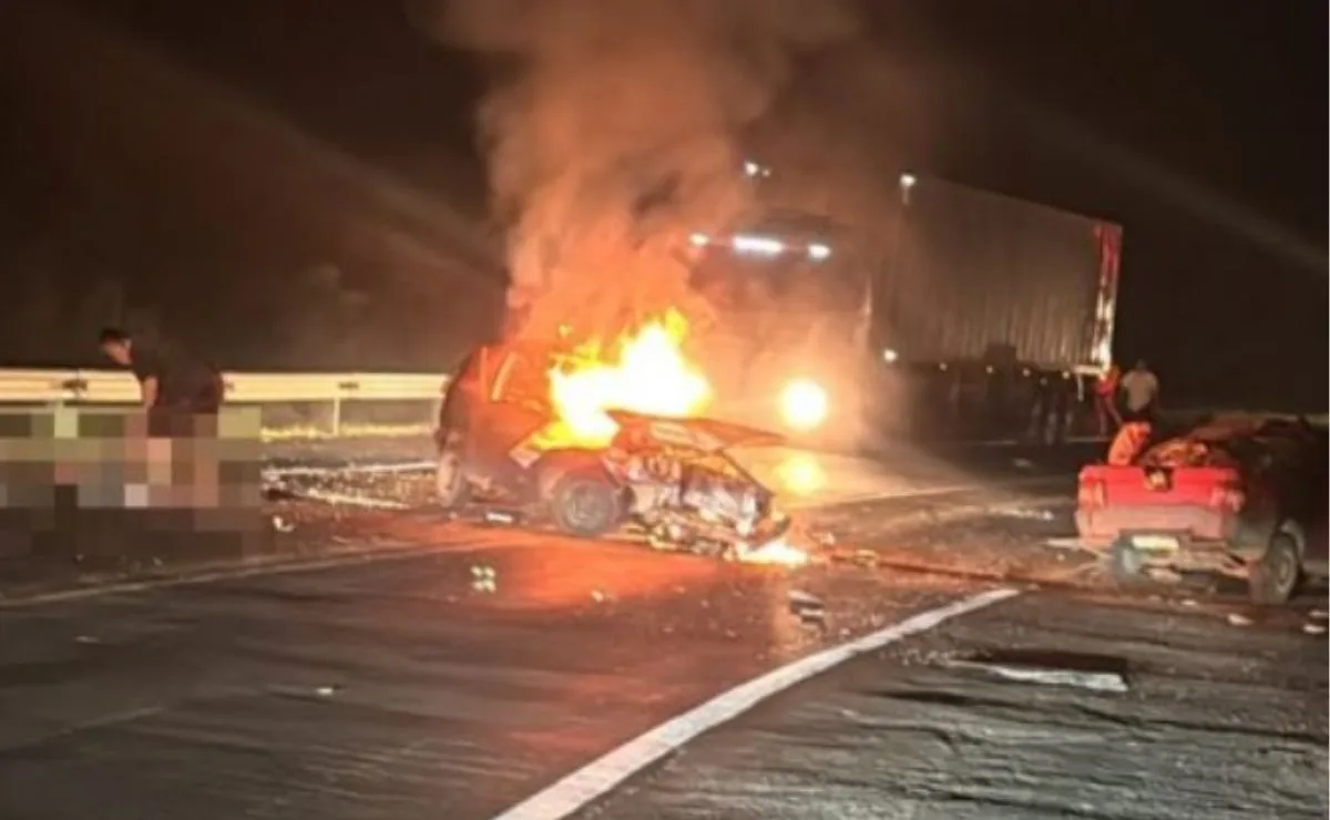 Resgatado a tempo! Carro pega fogo após acidente na BR-476 e deixa dois feridos no Paraná