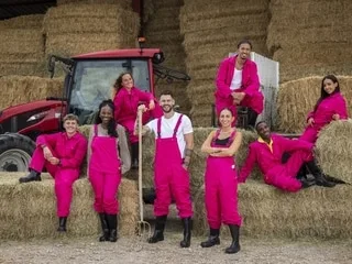 « Les fumiers » : quelle est cette émission sur Prime Video qui envoie huit influenceurs travailler dans une ferme ?