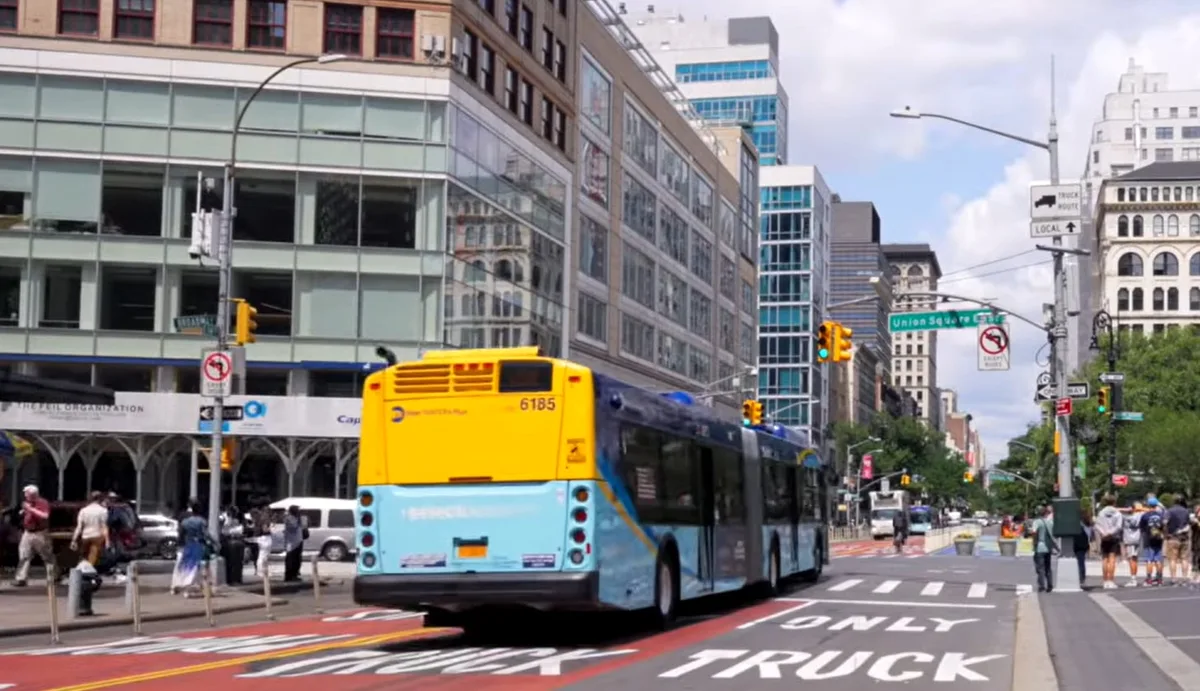 El carril exclusivo para autobuses en la calle 34 de Manhattan lleva meses paralizado pese al anuncio del alcalde Mamdani