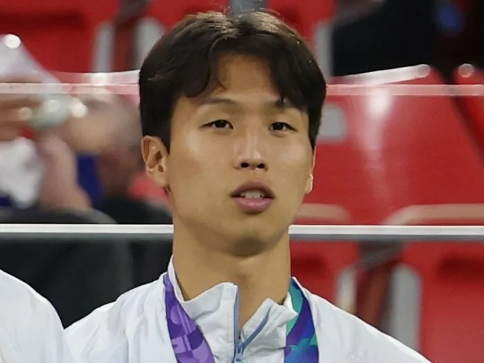 엄지성 인종차별한 영국 남성 경찰에 체포