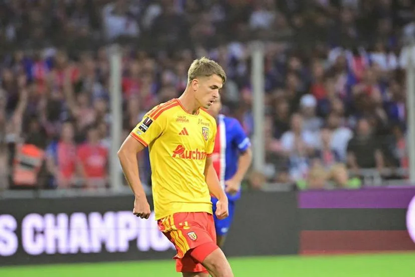 Recruté cet été, le défenseur polonais du RC Lens Maik Nawrocki gravement blessé à un genou et absent six mois