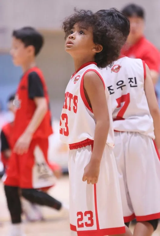 ‘농구하는 인플루언서’ 시선을 확 사로잡은 레게머리 소년의 정체는? [횡성한우컵]