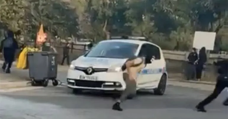 Polícia municipal suspenso por avançar carro contra alunos