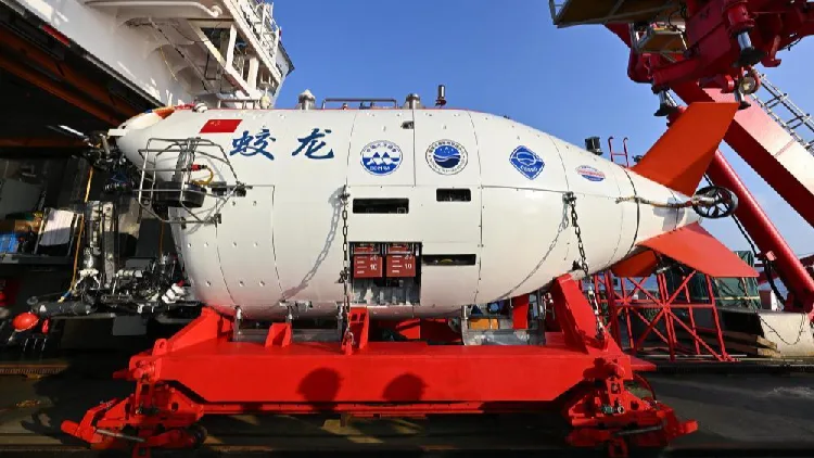 China's Jiaolong submersible prepares to dive in western Pacific Ocean