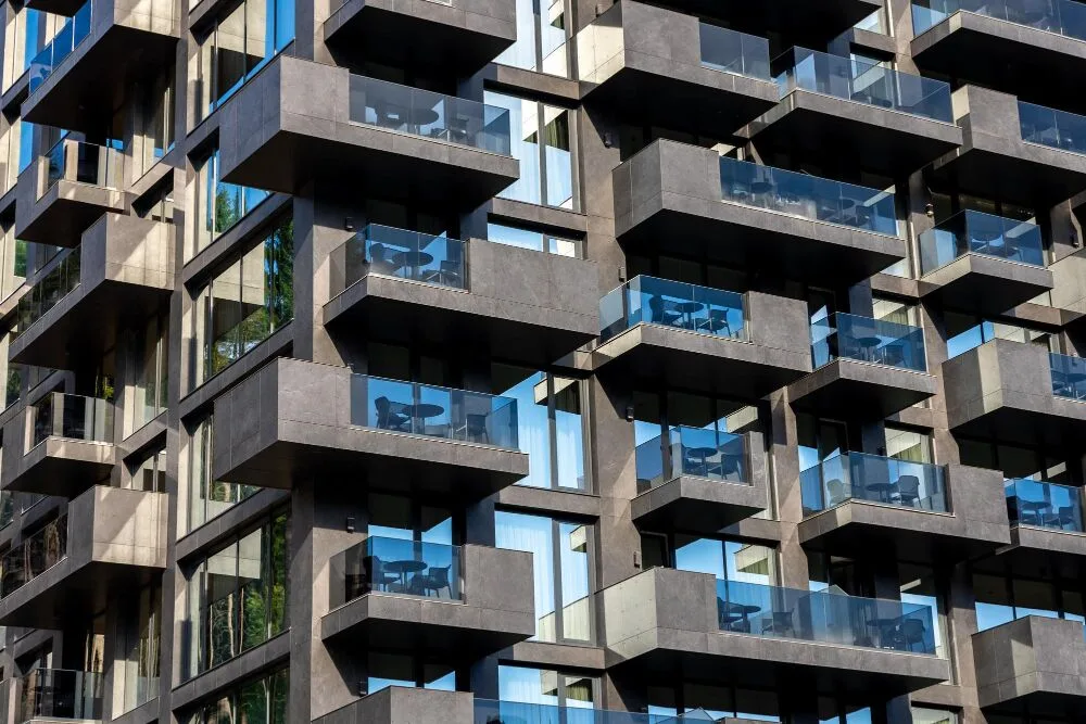 Proibidos de ir à varanda da própria casa. E, se não fizerem obras, têm de mudar de casa