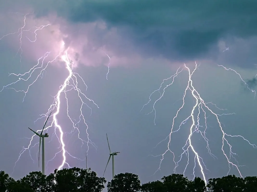 Se viene un nuevo frente de 48 horas que provocará tormentas fuertes, actividad eléctrica, granizo, ráfagas y derrumbe térmico: las zonas afectadas