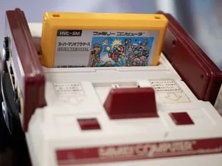 « Des dizaines de milliers de dollars » : il découvre par hasard 97 cartouches rarissimes de Super Mario Bros
