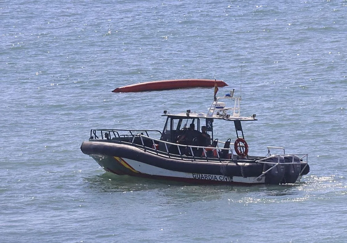 Marlaska anuncia que instalará un sistema de balizamiento permanente en Ceuta tras desinflarse la boya
