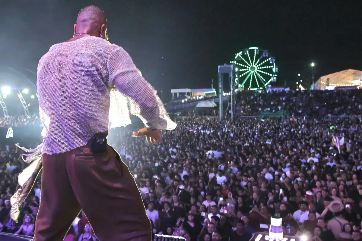 Multidão vibra com show de Léo Santana na abertura da Expofeira do Amapá 2026