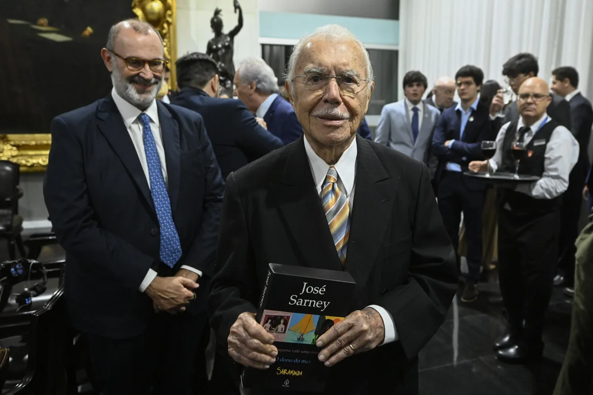 José Sarney é internado com pneumonia em São Luís