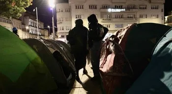 Manifestantes no Porto convidam Pedro Duarte a juntar-se à assembleia popular