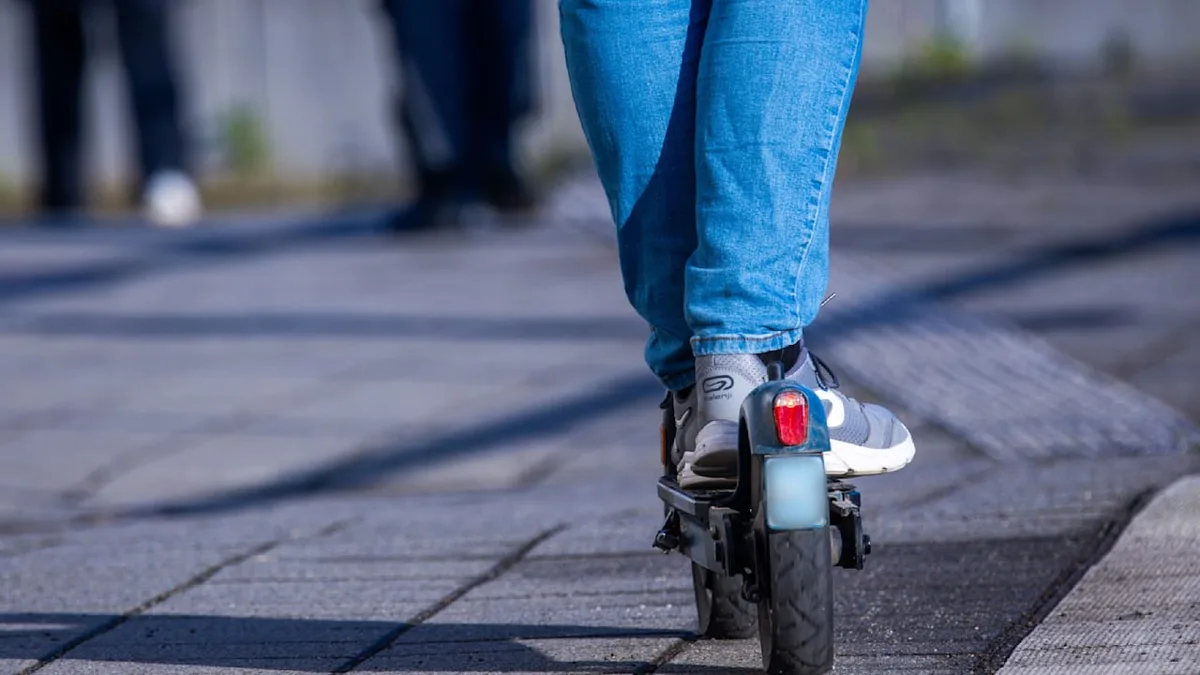 Blinkerpflicht, hohe Strafen - Diese neuen Regeln kommen für E-Scooter