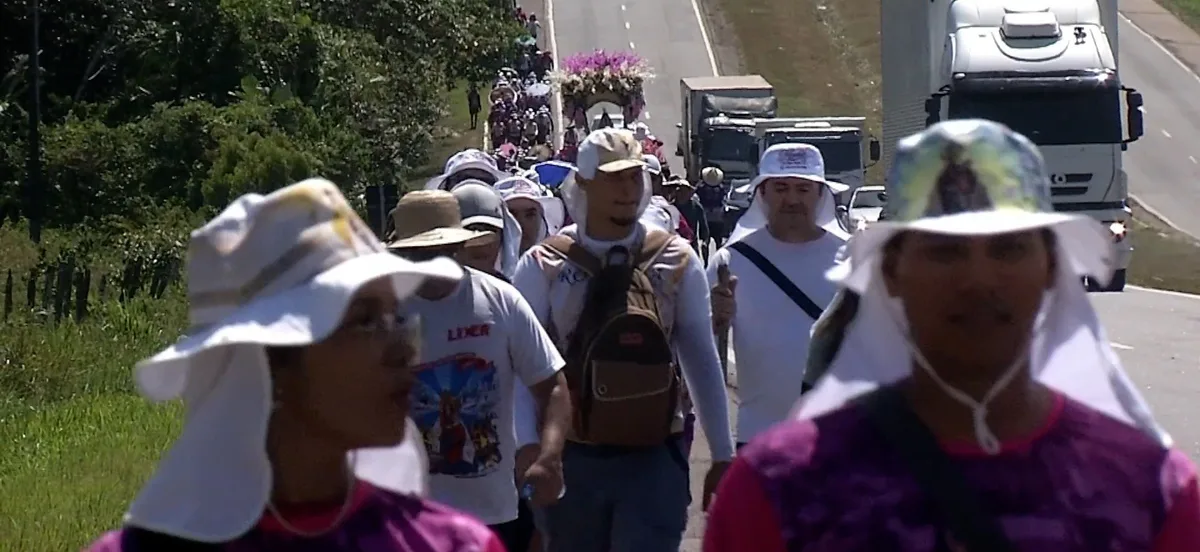 Círio de Nazaré: Romeiros enfrentam mais de 160 km a pé rumo à Basílica Santuário, em Belém
