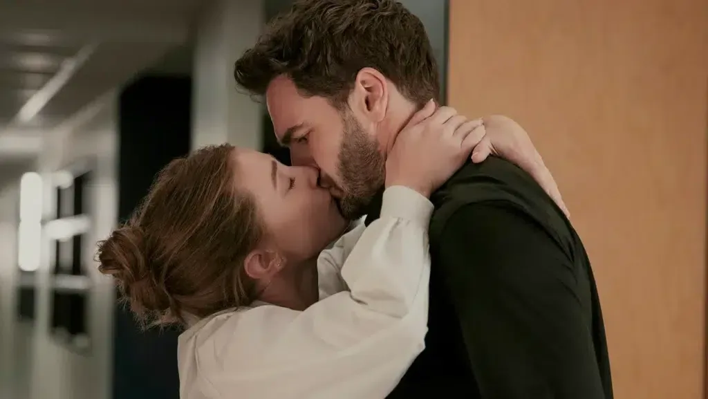 Lili Reinhart e Tom Bateman fingem ser namorados no trailer de ‘A Hipótese do Amor’; Confira!