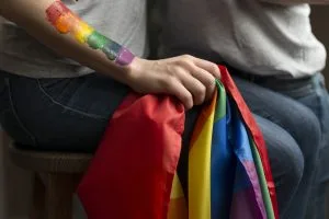 Discriminação em escala de folgas gera condenação trabalhista por homofobia