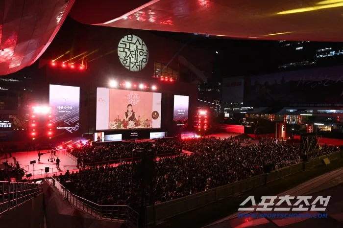 [SC-BIFF 중간결산] '암살자(들)' 논란 속 존재감…양자경·판빙빙도 반한 '가능한 사랑'(종합)
