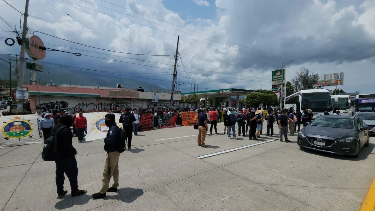 12 años sin los 43 normalistas: Estudiantes de Ayotzinapa bloquean la Autopista del Sol