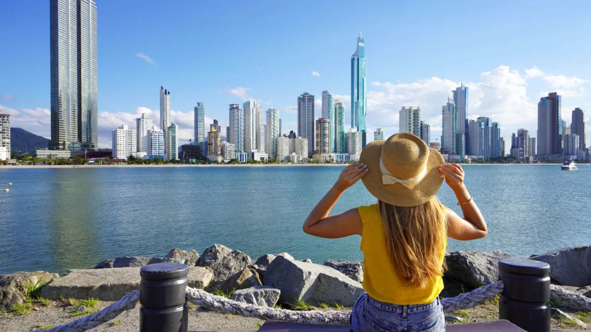 Alargou a faixa de areia de 25 para 70 metros e guarda o prédio residencial mais alto do país: a cidade catarinense que refez a própria praia e se tornou a Dubai Brasileira