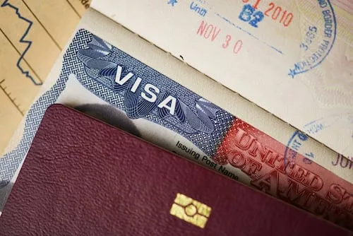 EU alista revocación masiva de visas; hasta 200 mil personas se verían afectadas, reporta AP