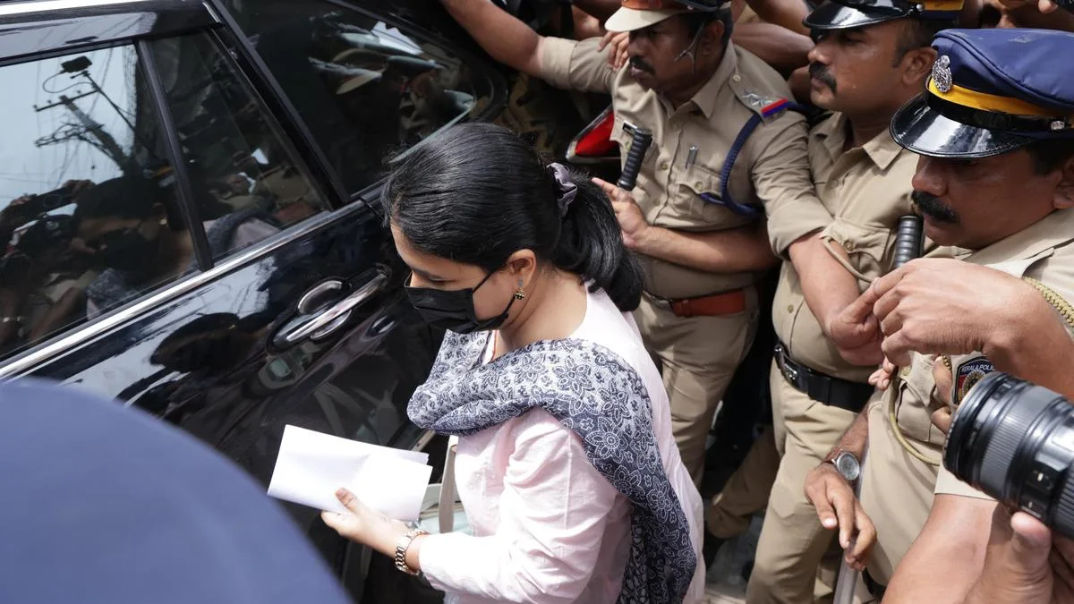 CMRL pay-off case: Keralam VACB registers two FIRs, Pinarayi Vijayan, Veena, Mohamed Riyas among accused