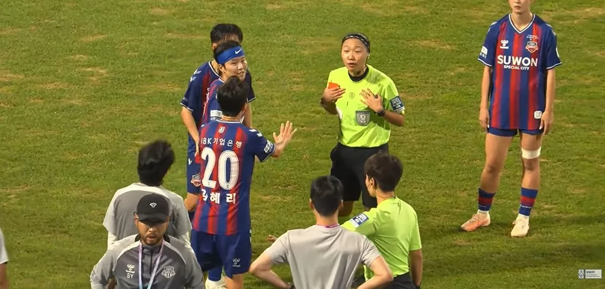 “예민해. 생리하나봐” 女축구서 심판이 지소연 향해 성희롱 발언 논란